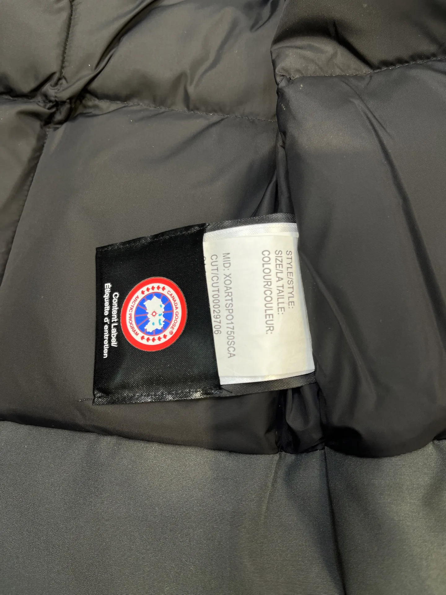 P840 𝘾𝘼𝙉𝘼𝘿𝘼 𝙂𝙊𝙊𝙎𝙀Big Goose 13# The design of Big Goose 13 is simple and elegant, a little longer than the 08 model, more suitable for men and suitable for business people. This down jacket is popular for its simple design, which is not only practical but also has a certain sense of fashion. In terms of applicability, the Daye 13 model provides good thermal insulation performance. Its thermal insulation coefficient is level 5, which can provide enough warmth and is suitable for wearing in cold environments. In addition, the Daye 13 model also has a high cost performance. Compared with other models, it provides a better balance between price and performance, making it more competitive in the market.  size：xs-xxl